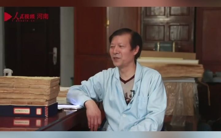 [图]【行走河南·读懂中国】古籍修复师，也被大家称为"书医"。30多年来，夏国军一直在河南省图书馆从事古籍修复工作和古籍修复的传承。这些年，一共修复古籍3万多册