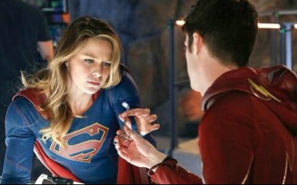 闪电侠穿越时空,救下正在坠楼的女超人