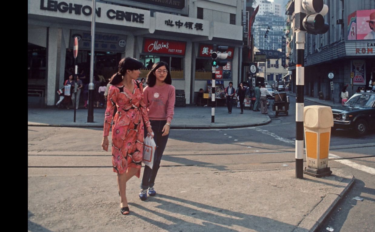 香港,港味不再?我们怀念那个时代,也需要走出那个时代,1985年的中国香港街头,车水马龙热闹得很,充满了烟火气.摄影师Alain Le Garsmeur街头摄...