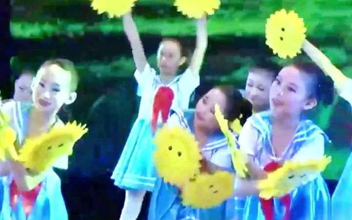 [图]幼儿园毕业舞蹈｜《党的阳光照耀我》生动活泼的幼儿园舞蹈，温柔的幼师教给小朋友们生动的幼儿园毕业舞蹈这节幼儿园舞蹈是毕业儿童舞蹈的好范例幼儿园舞蹈，幼师课件，课堂