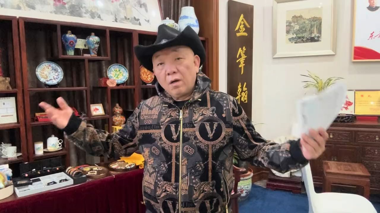 北美崔哥：万米高空俩机长动手，上百人生命命悬一线