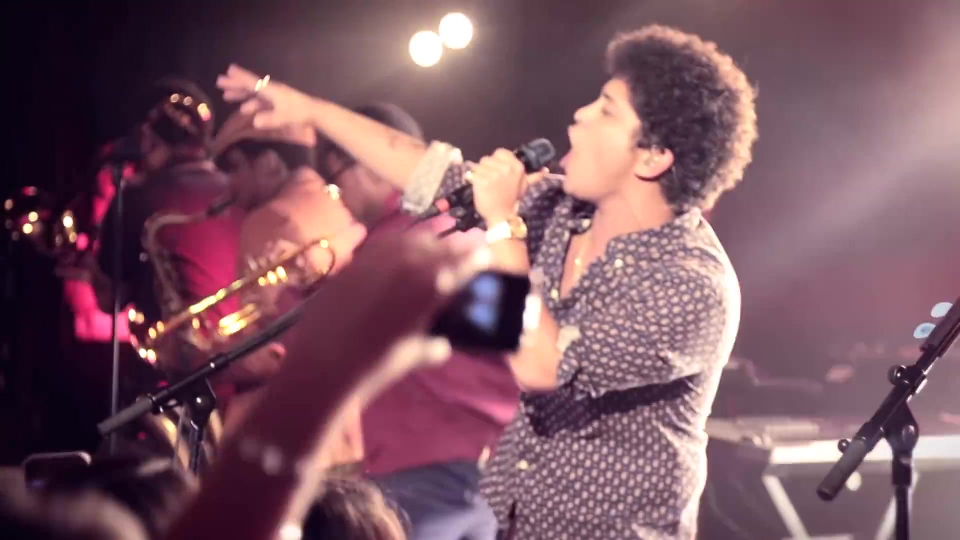 [图]Bruno Mars - Locked out of Heaven [Live in Paris] [1080p][video+audio]