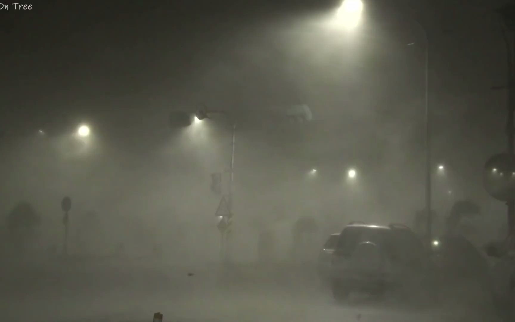 [图]可怕的暴风雨，大雨和雷声在城市夜间响起，立即入睡