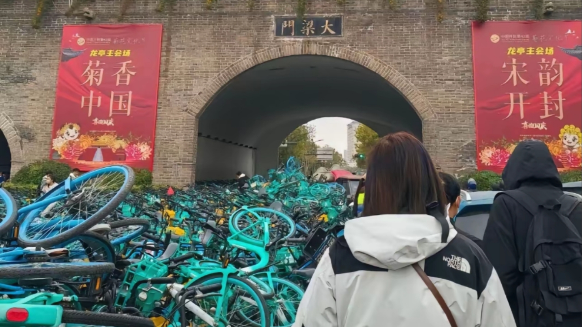 郑州大学生跟风夜骑,导致开封著名景区大梁门被堵.哔哩哔哩bilibili