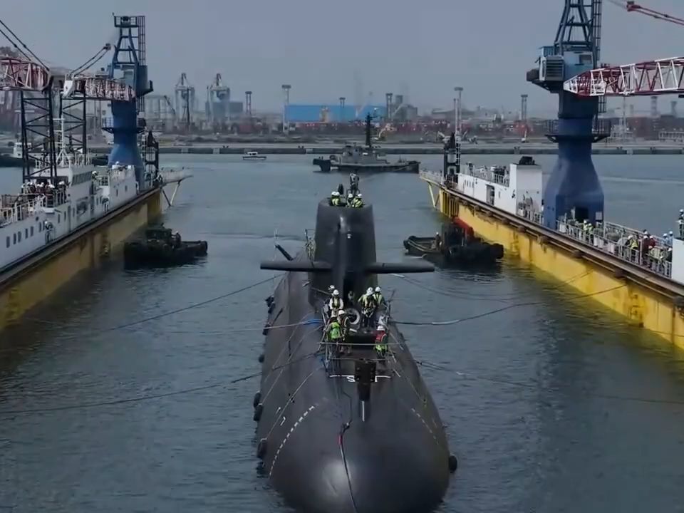 海鲲号潜艇下水 ss-711