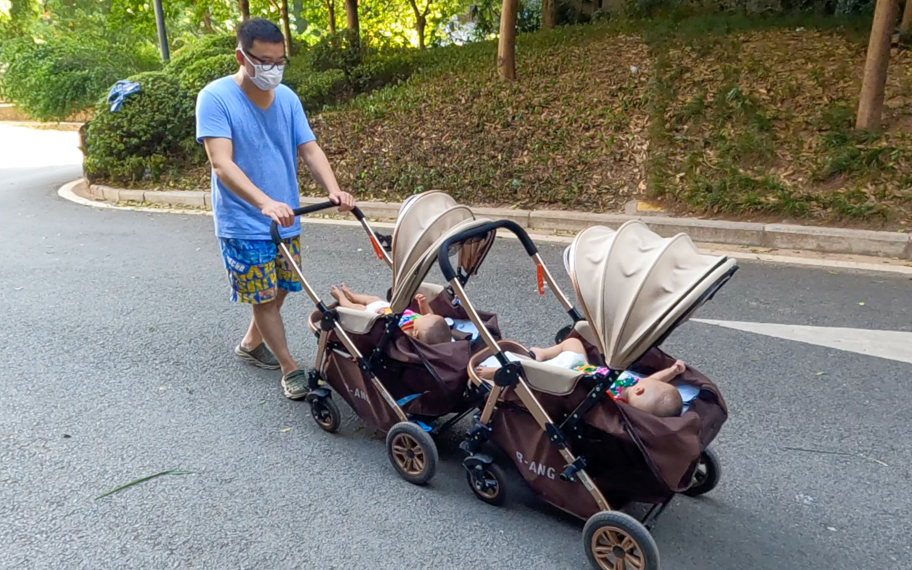 40几度的高温,每天外出2小时,看爸爸如何懒人遛娃