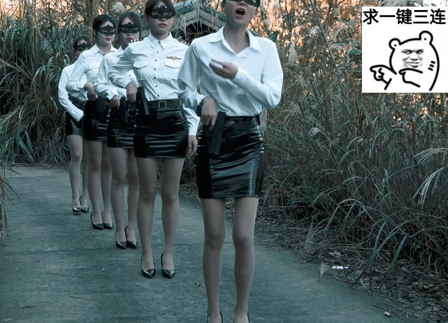 潜入的卧底开始伏击女子小队