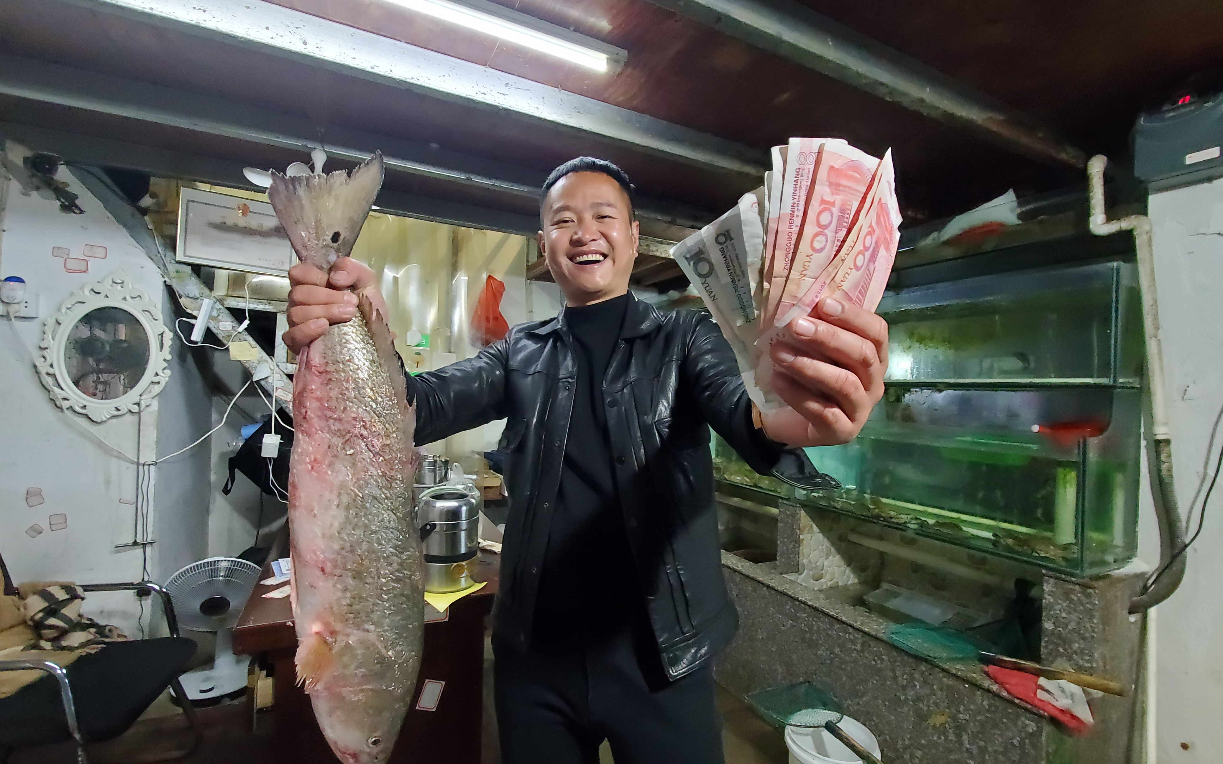 小明用赶海抓到的二十多斤鱼跟海鲜老板娘换海鲜,看看能换多少