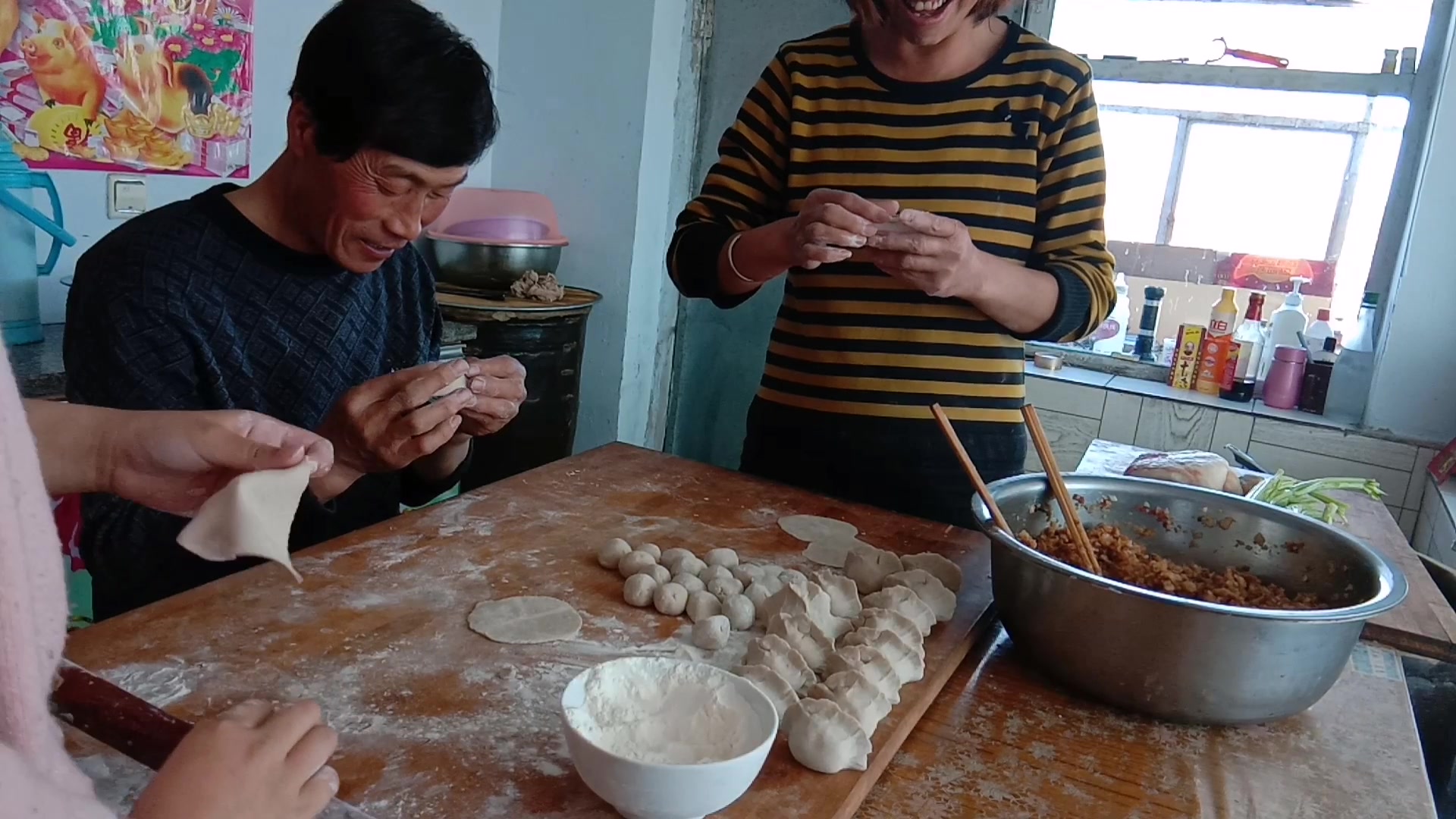 内蒙古农牧区人家的一顿饭荞面酸菜猪肉馅饺子很有生活气息