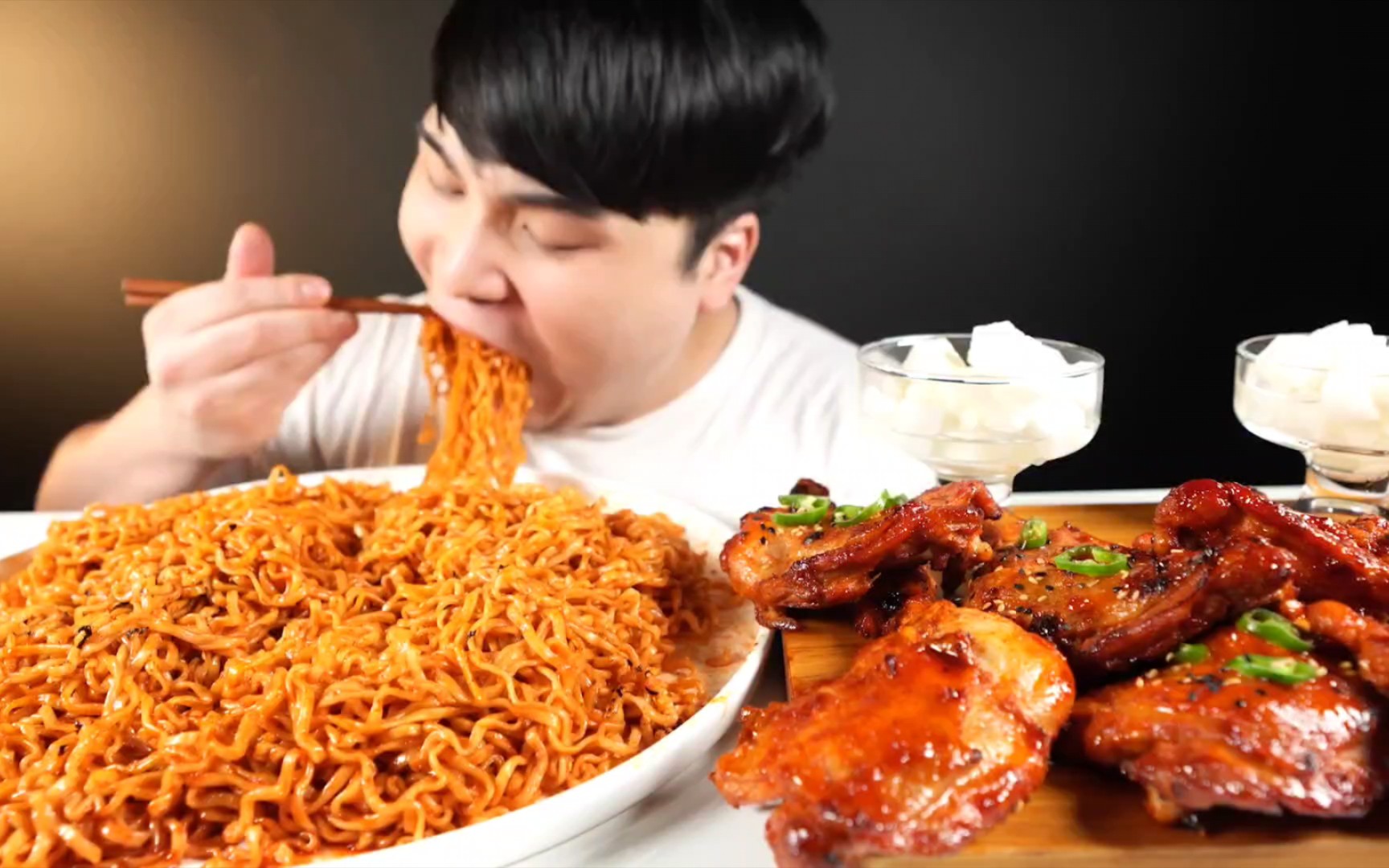 【ddeonggaetv】韩国吃播,火鸡面搭配烤鸡腿吃起来真香啊!