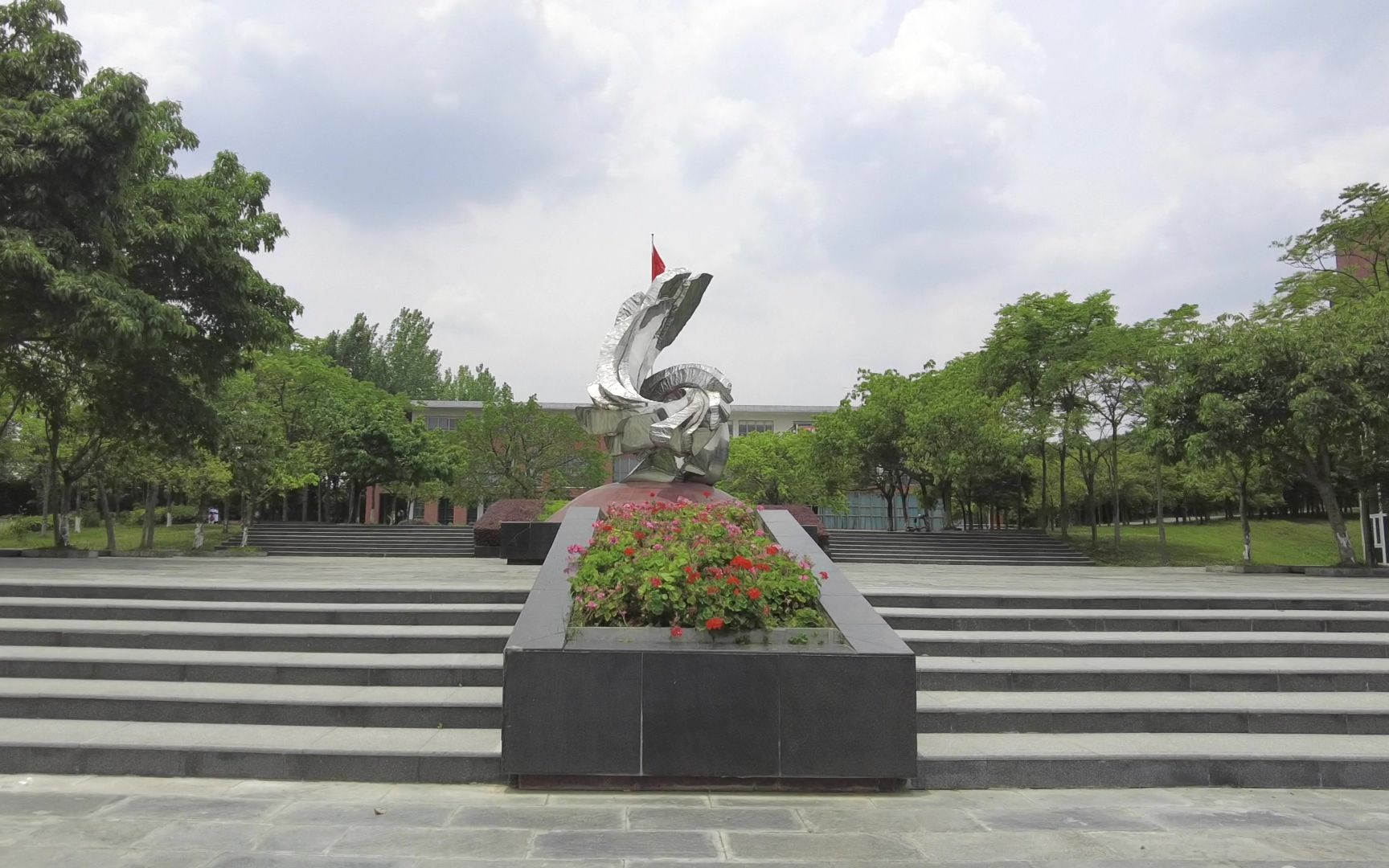 致生活了两年的西财天府学院