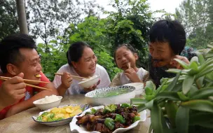 下载视频: 胖妹婆媳关系真的好，婆婆推车在后跑，胖妹中午连忙做炒鸡来犒劳