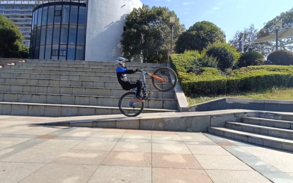 看看一个小斜坡能玩些什么有意思的动作