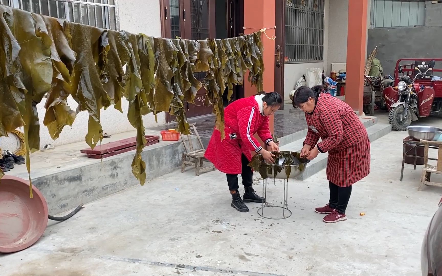 [图]快过年了，婆媳俩在家操办年货，东西是越办越齐全，春节有口福了