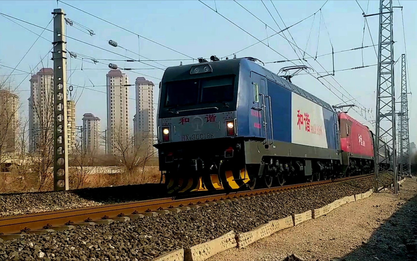 hxd3c0188 hxd3d8019雙機牽引k568次通過天津站四號樓(天津動車客車段