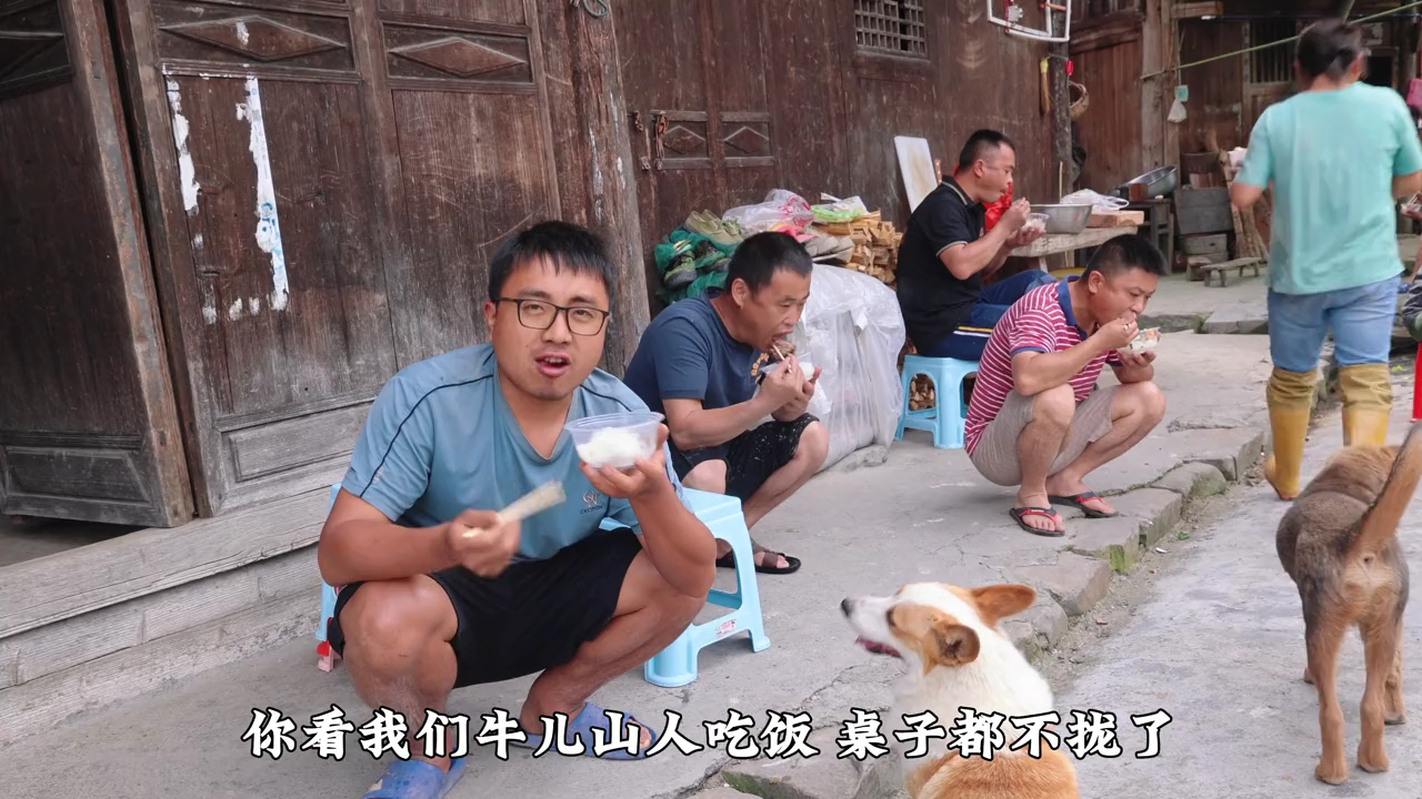 湖南大山又到栽秧季,老乡都来帮忙,冬宝搞10道好菜