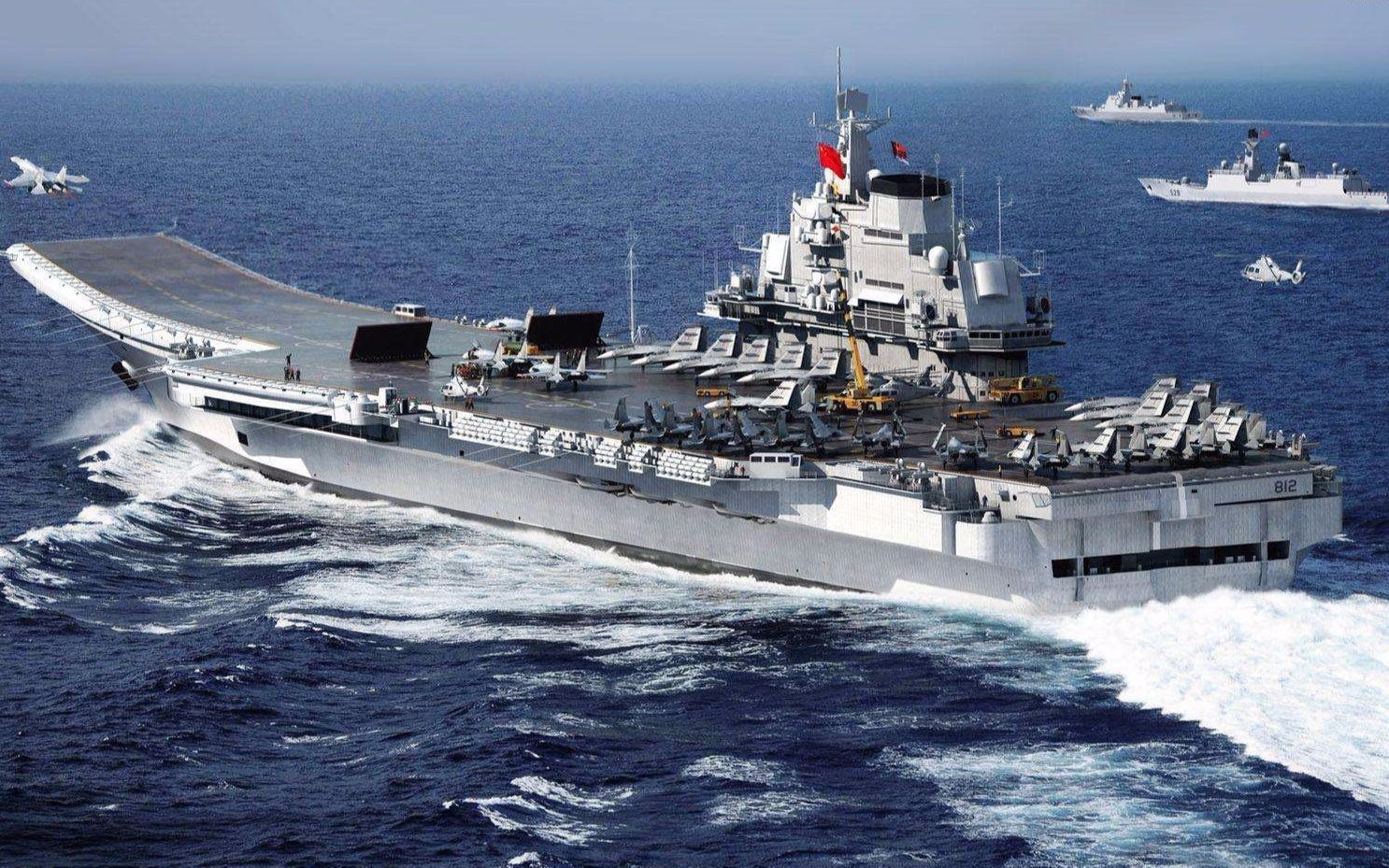 中国海军辽宁舰停在海面上,舰上的五星红旗迎风飘扬!