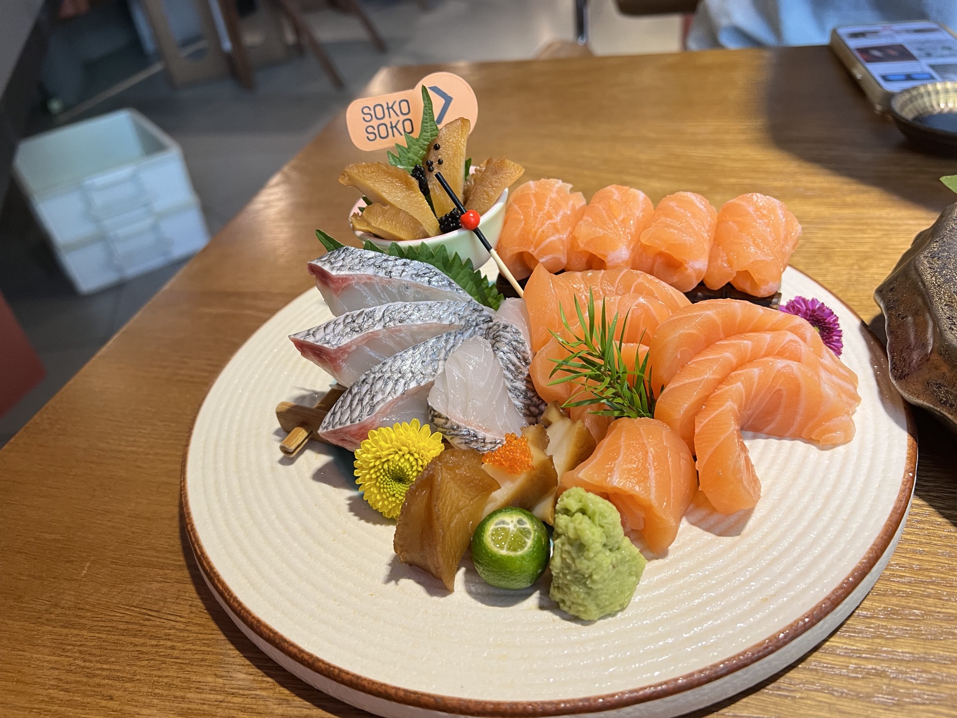 寿司盛宴!美味三文鱼寿司拼盘上桌啦!