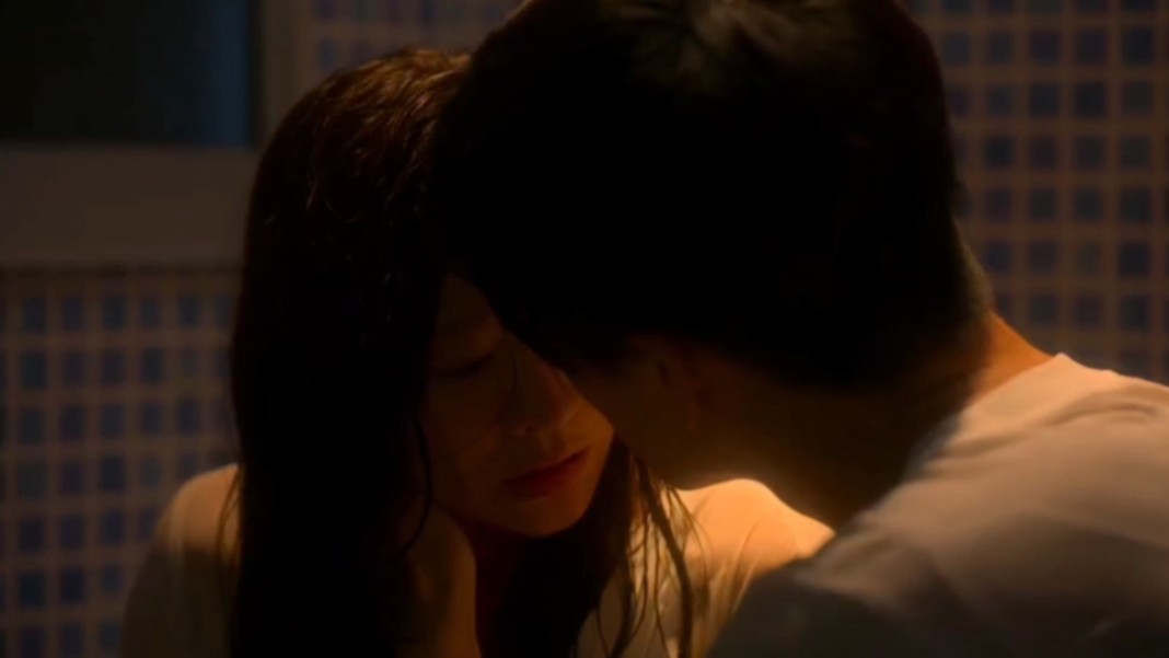 【日剧吻戏】男主为女主清洗伤口,女主扑在男主的怀里就开始吻!