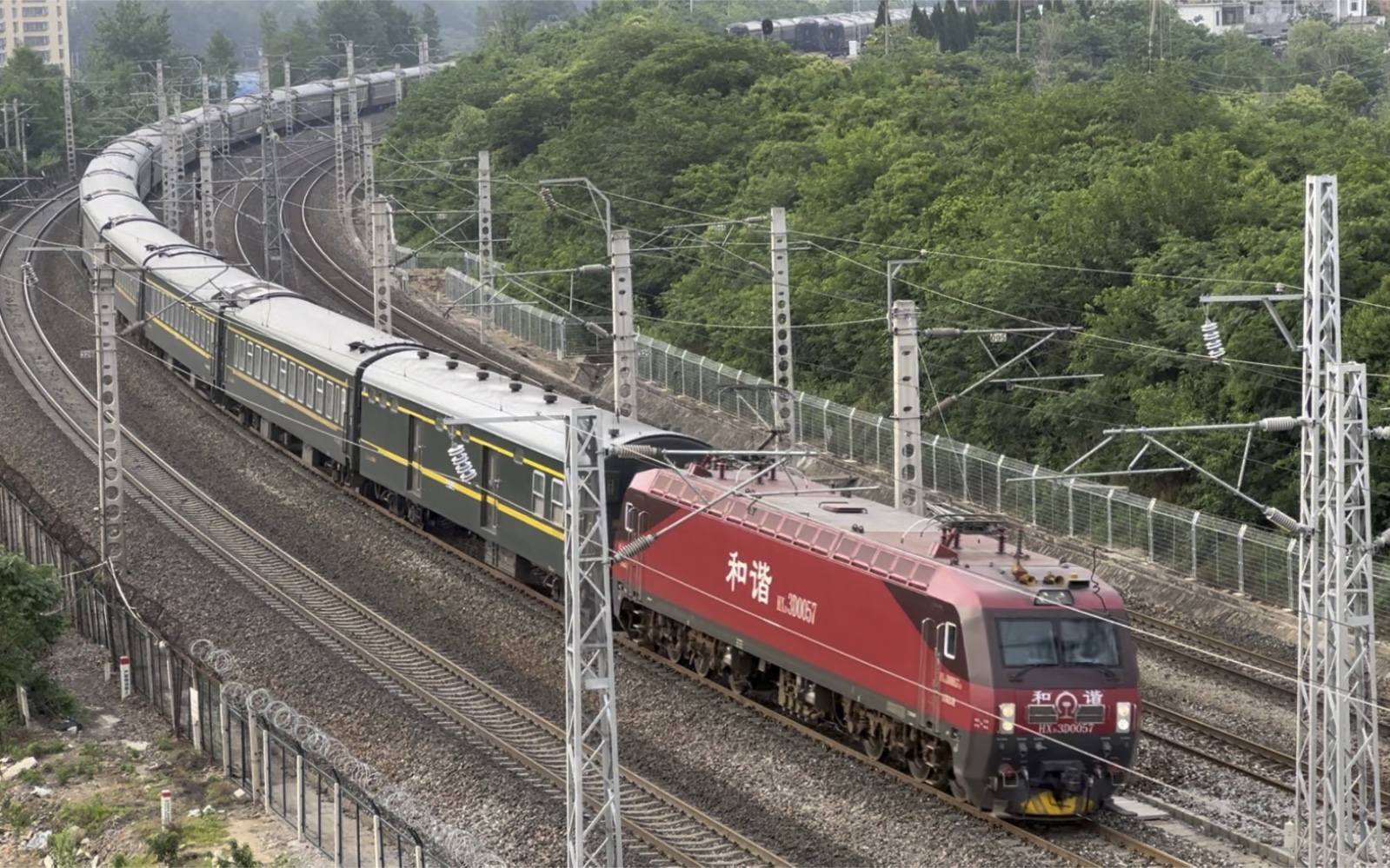 京广线:京局京段hxd3d牵引k599次通过