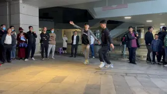 Download Video: 吴金被推出来跟王青飙舞，王青人太帅，气场太强，两个抬腿就把吴金吓跑了，哈哈