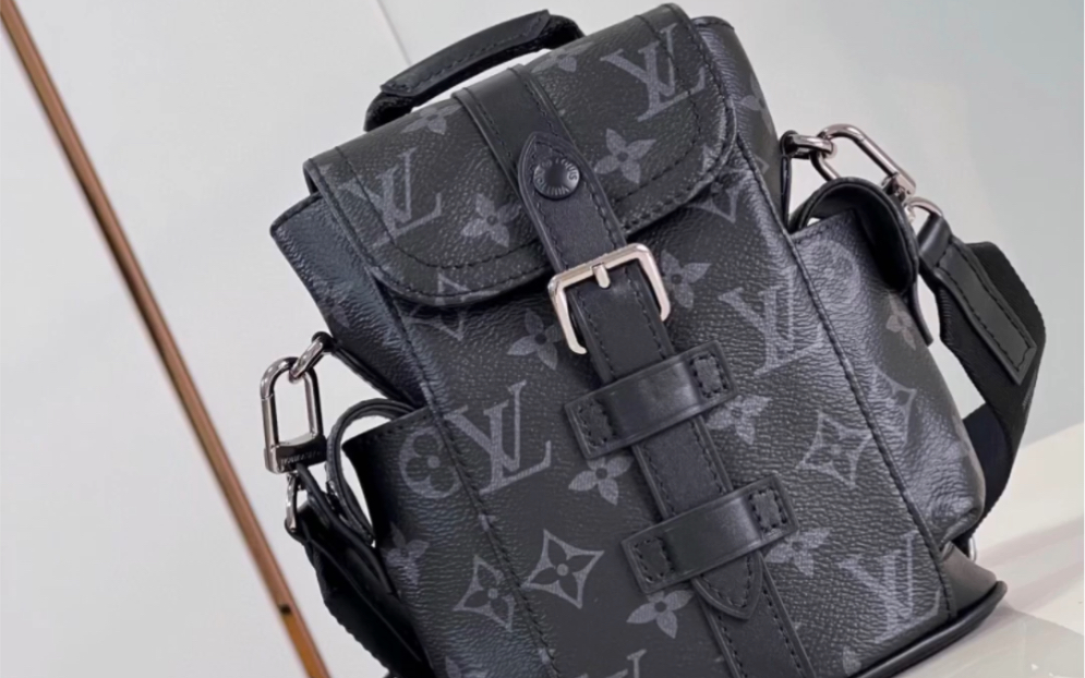 说一下高仿lv路易威登m82769黑花 本款 nano christopher 手袋巧妙