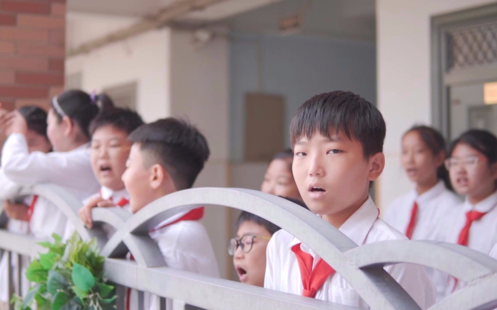 太震撼了！全校千名小学生献唱祖国母亲