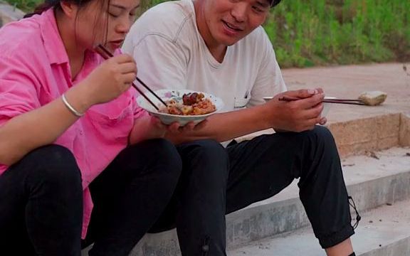 佩佩今天做了羊蹄炖黄豆q弹爽口农村的生活就是在辛勤劳作之后坐在一