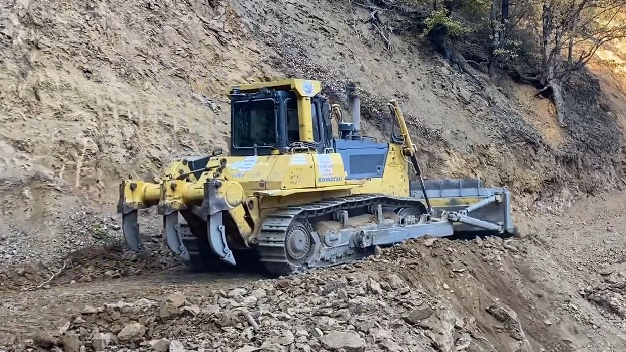 小松d85ex推土机山路施工