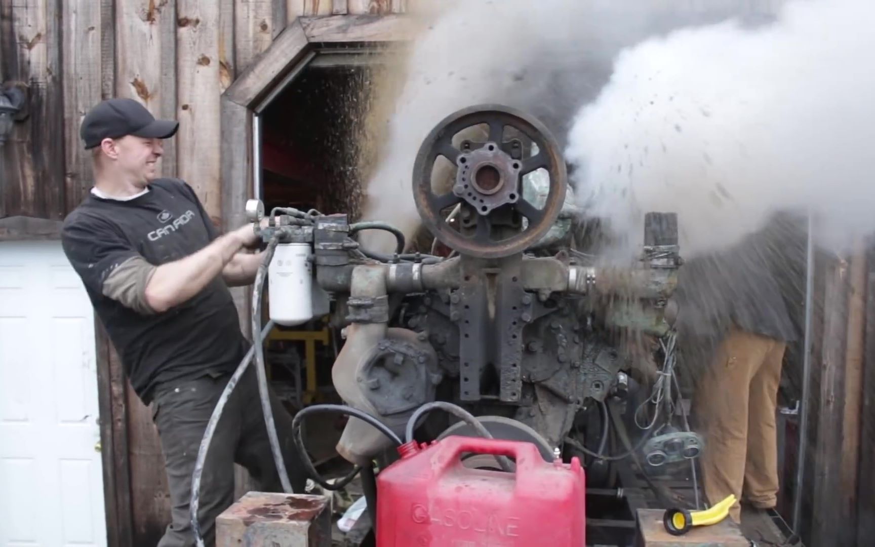 尝试修复并启动有年头的16升2冲程柴油机(底特律柴油)_哔哩哔哩 b゜