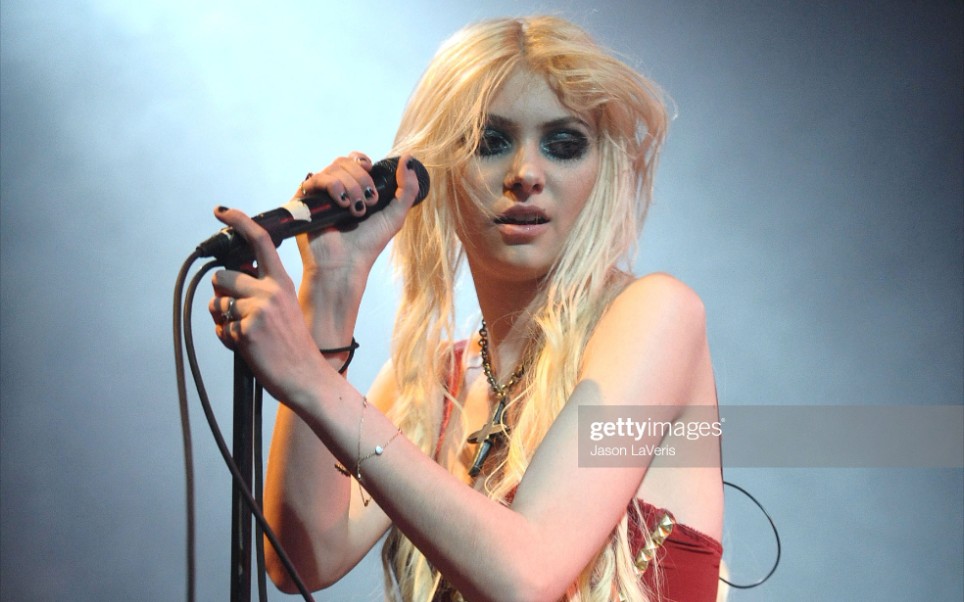 [图]The Pretty Reckless Live 红裙场 2011/02