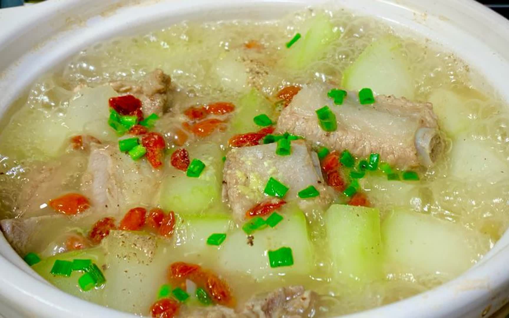 冬瓜炖排骨时,切记别直接焯水,教你正确做法,排骨嫩滑汤甜入味