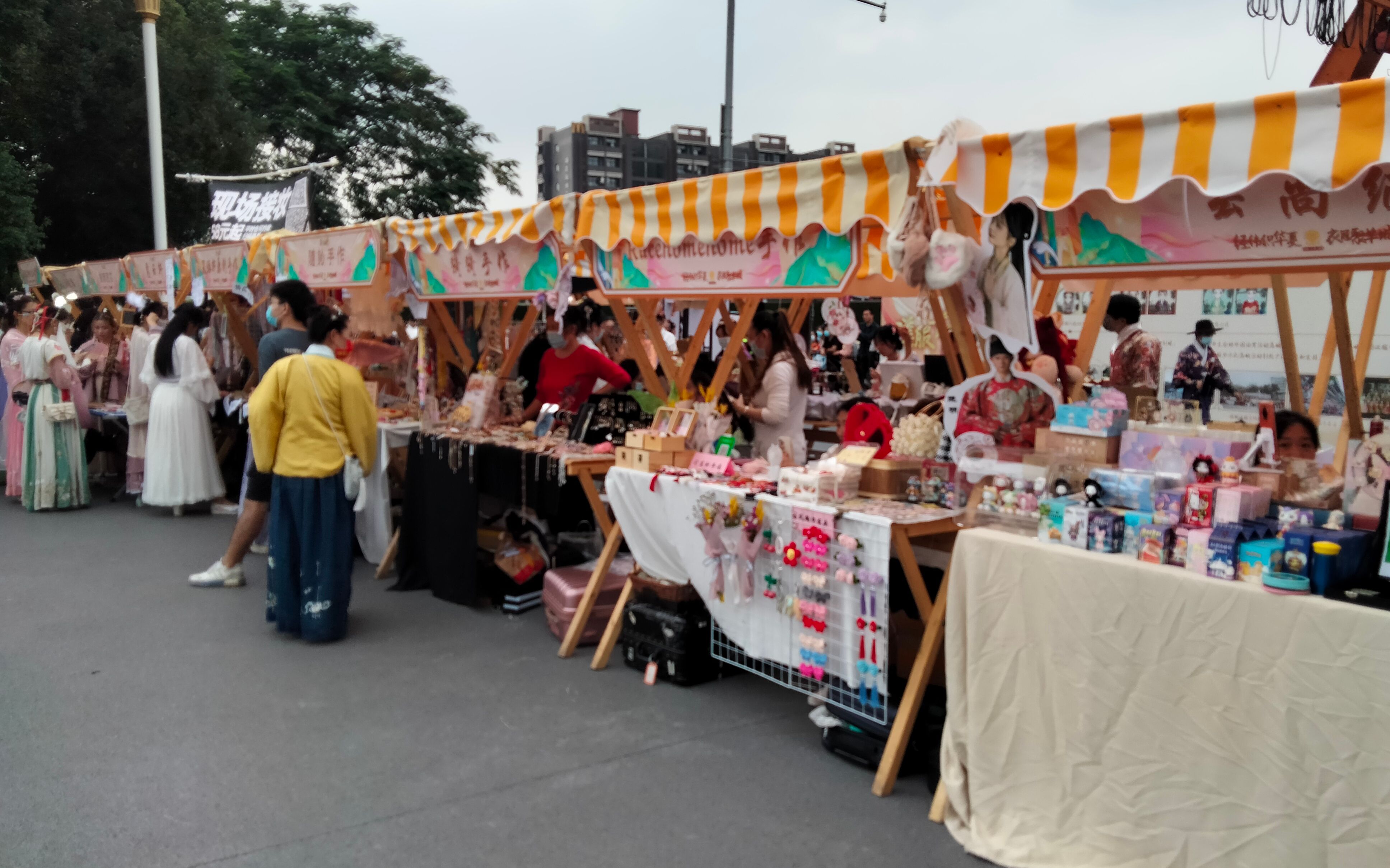 内卷广州汉服节集市场内野餐体验签名转圈圈