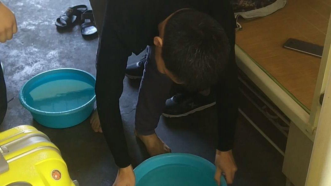 活动作品同学倒立洗头2