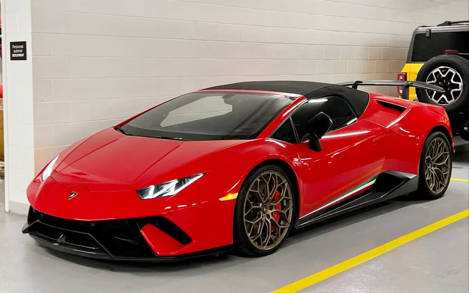 带你近距离体验2019款兰博基尼飓风Huracan Performante Spyder,红色蓝魔太靓了!哔哩哔哩bilibili