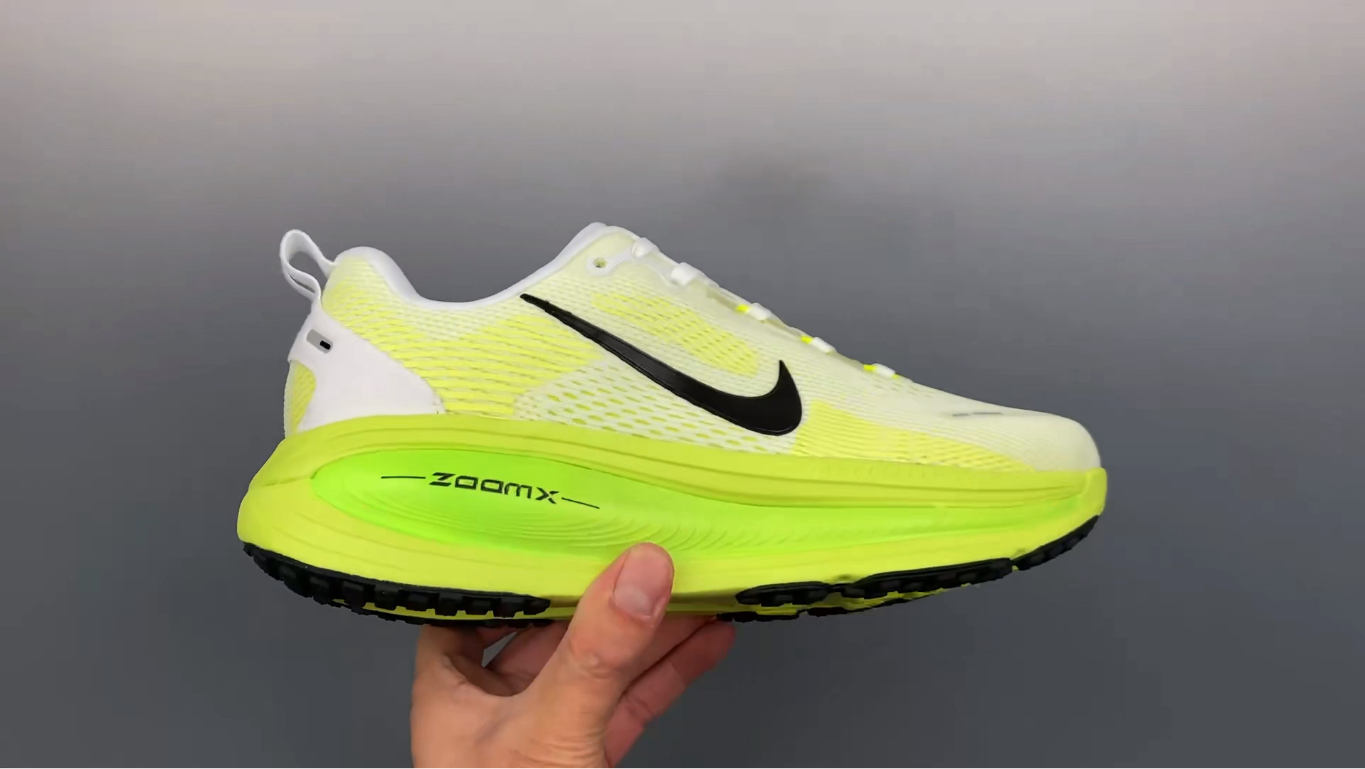 登月18代跑步鞋