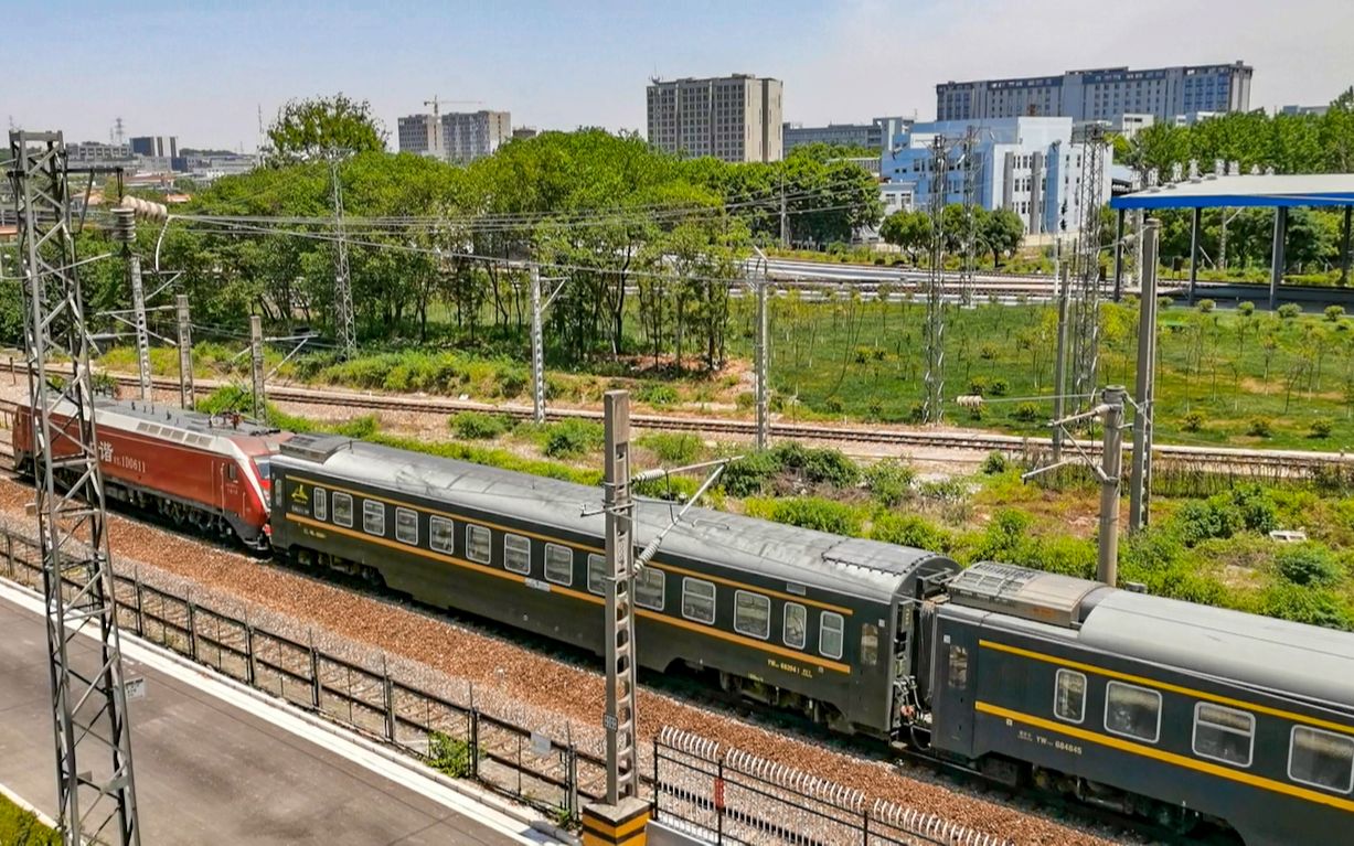 兰局兰段hxd1d电力机车0611号机牵引兰州——上海z215次列车通过京沪