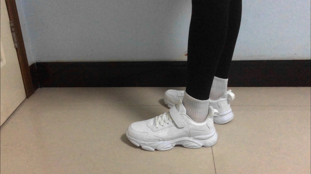 白色运动鞋踩泡沫纸