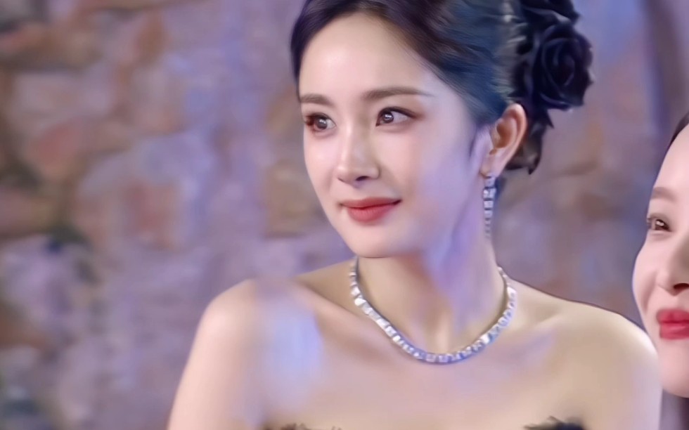 2023杨幂智族gq盛典 黑色抹胸羽绒裙 渡船小视频