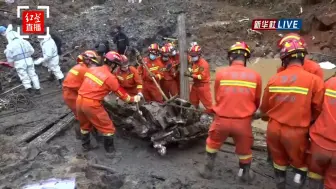 Скачать видео: 东航MU5735坠机现场引擎构件、机翼部件等被拉出