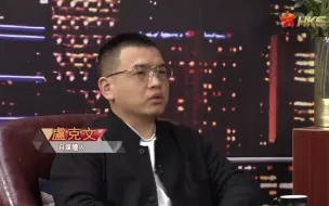 Video herunterladen: 卢克文做客香港卫视栏目组《东边西边》，细聊国际周边关系