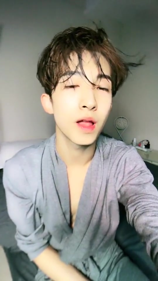 嗯哼 短发姑娘举个手