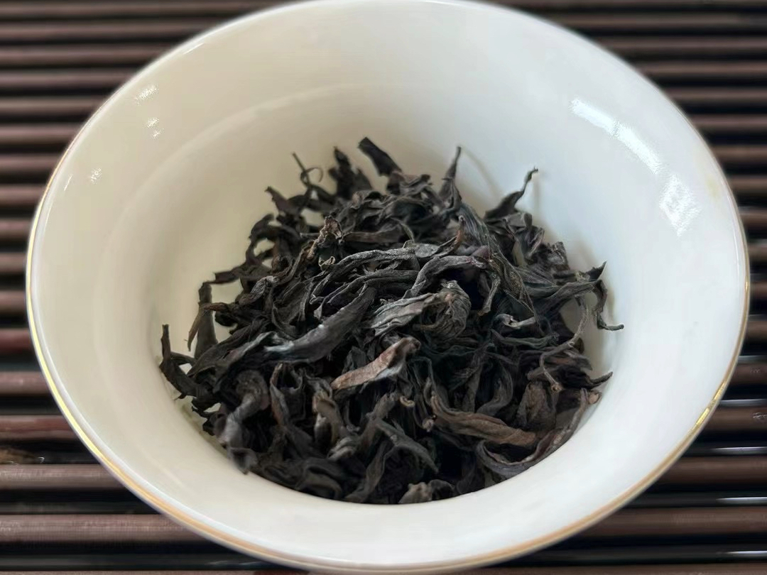 大红袍金牡丹金牡丹条索紧实,分明,香气持久明显:金牡丹茶汤橙黄透亮