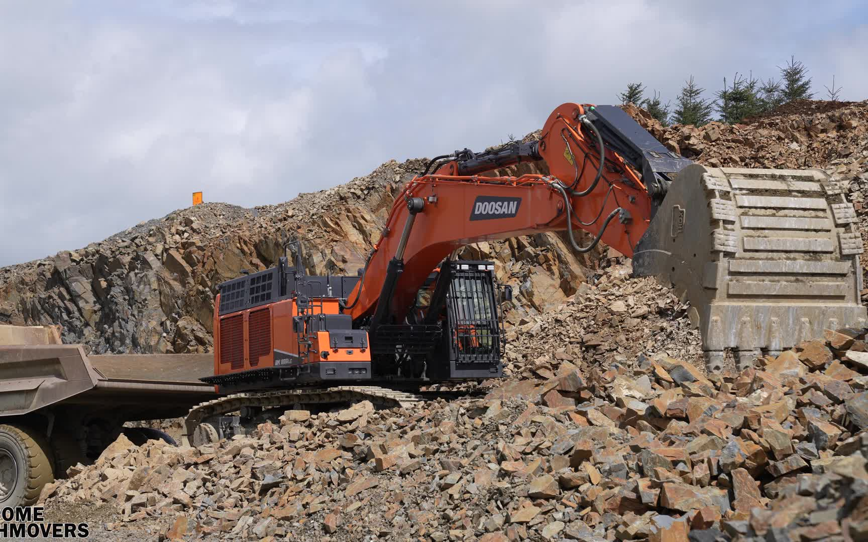 【挖掘机】全新斗山dx800lc挖掘机在采石场上挖掘碎石块装车