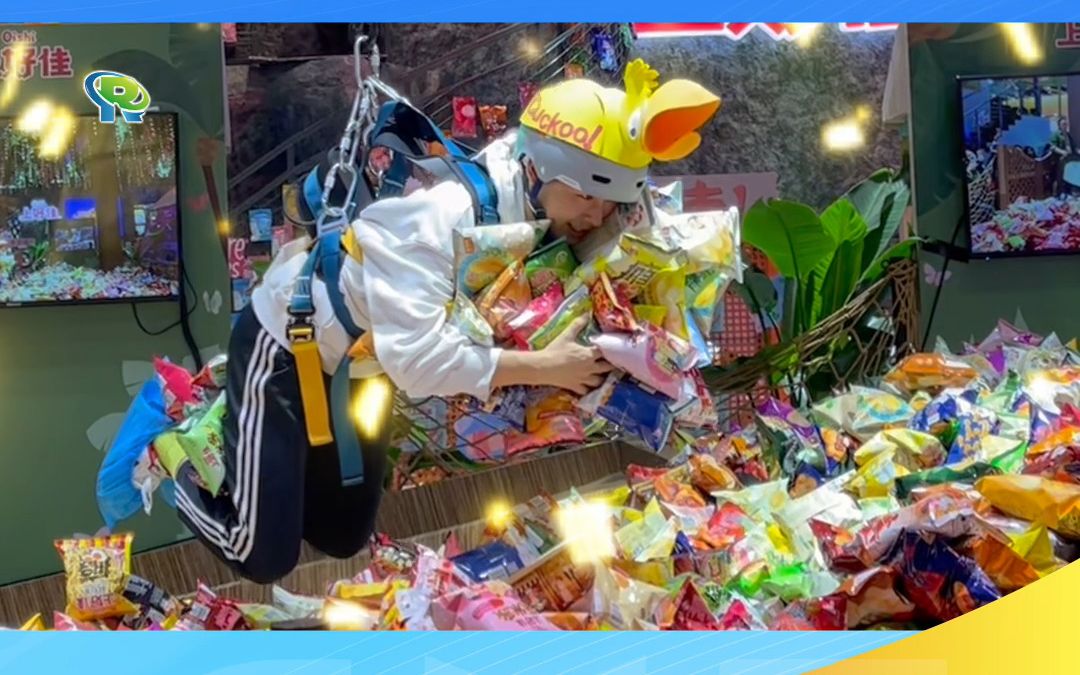 进博会真会玩!免费真人娃娃机,抓多少拿多少