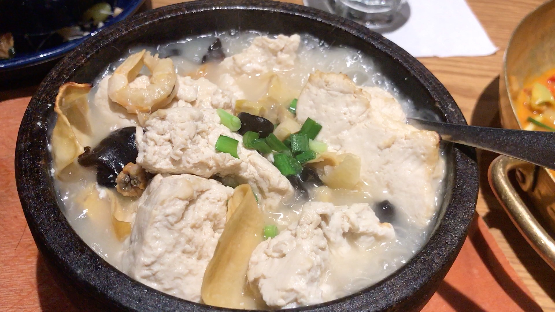 【宣平石锅豆腐】 刚刚出炉的 老豆腐,木耳,小竹笋,腐竹,葱花,虾米