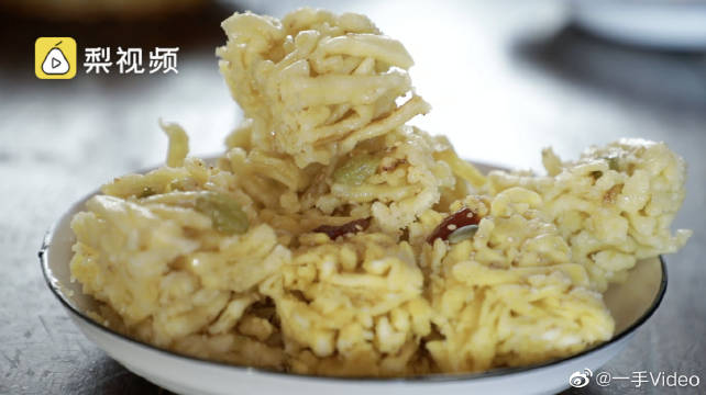 [图]【沙琪玛就是满族的饽饽！最早是祭祀贡品，满族人吃它抵御寒冬】 沙琪玛原是满族传统民族美食，由于满族曾