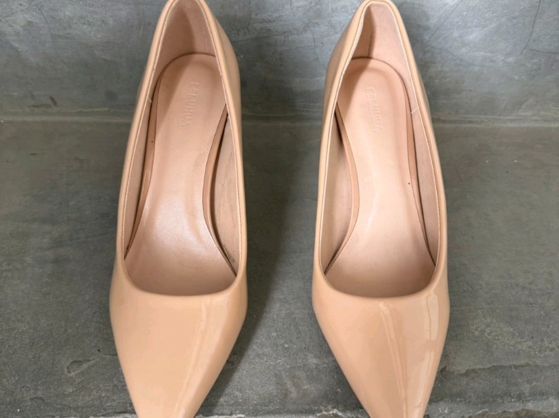 杏色高跟鞋为什么出现在楼道