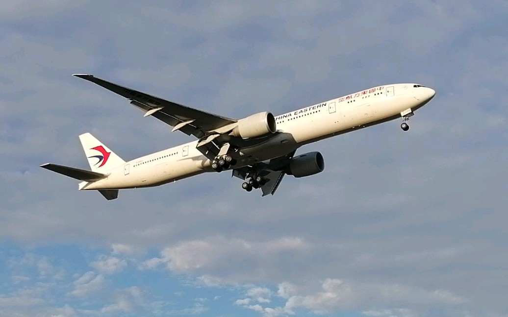 中国东方航空波音777-300er上海浦东国际机场进港(2)(蔡卫阳拍摄)