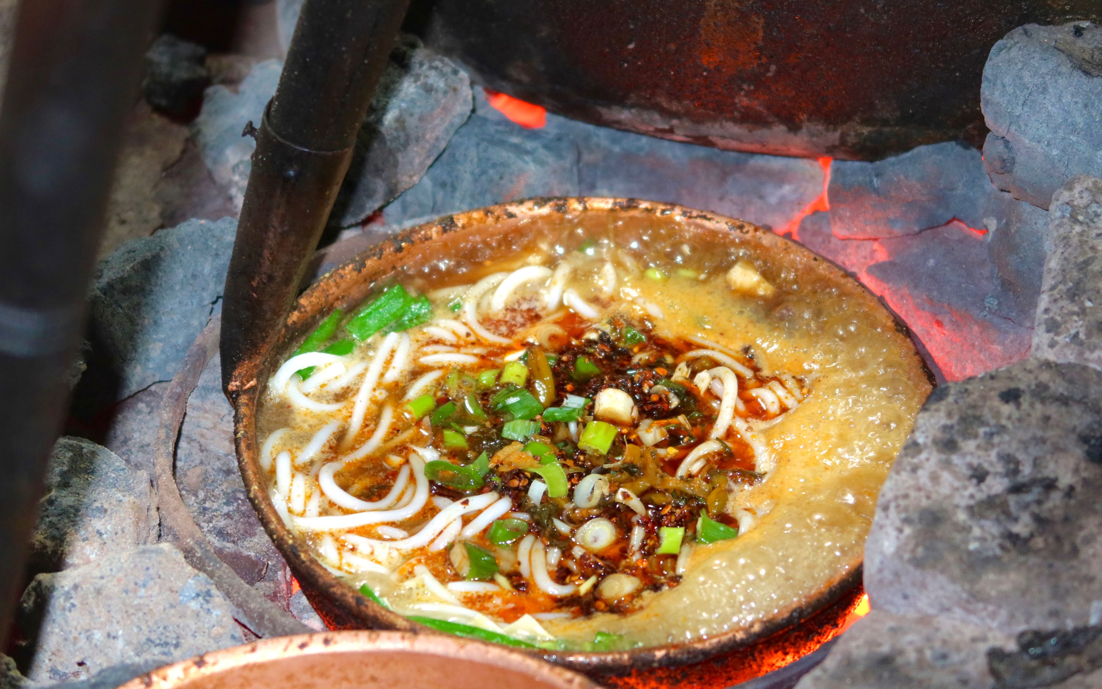 排队一个小时为了吃到云南超火爆的小锅臭豆腐米线,配上油条绝绝子!
